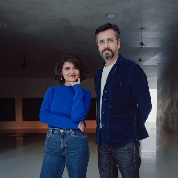Pınar Karabulut und Rafael Sanchez blicken in die Kamera. Sie trägt einen blauen Pullover, er ein blaues Hemd.