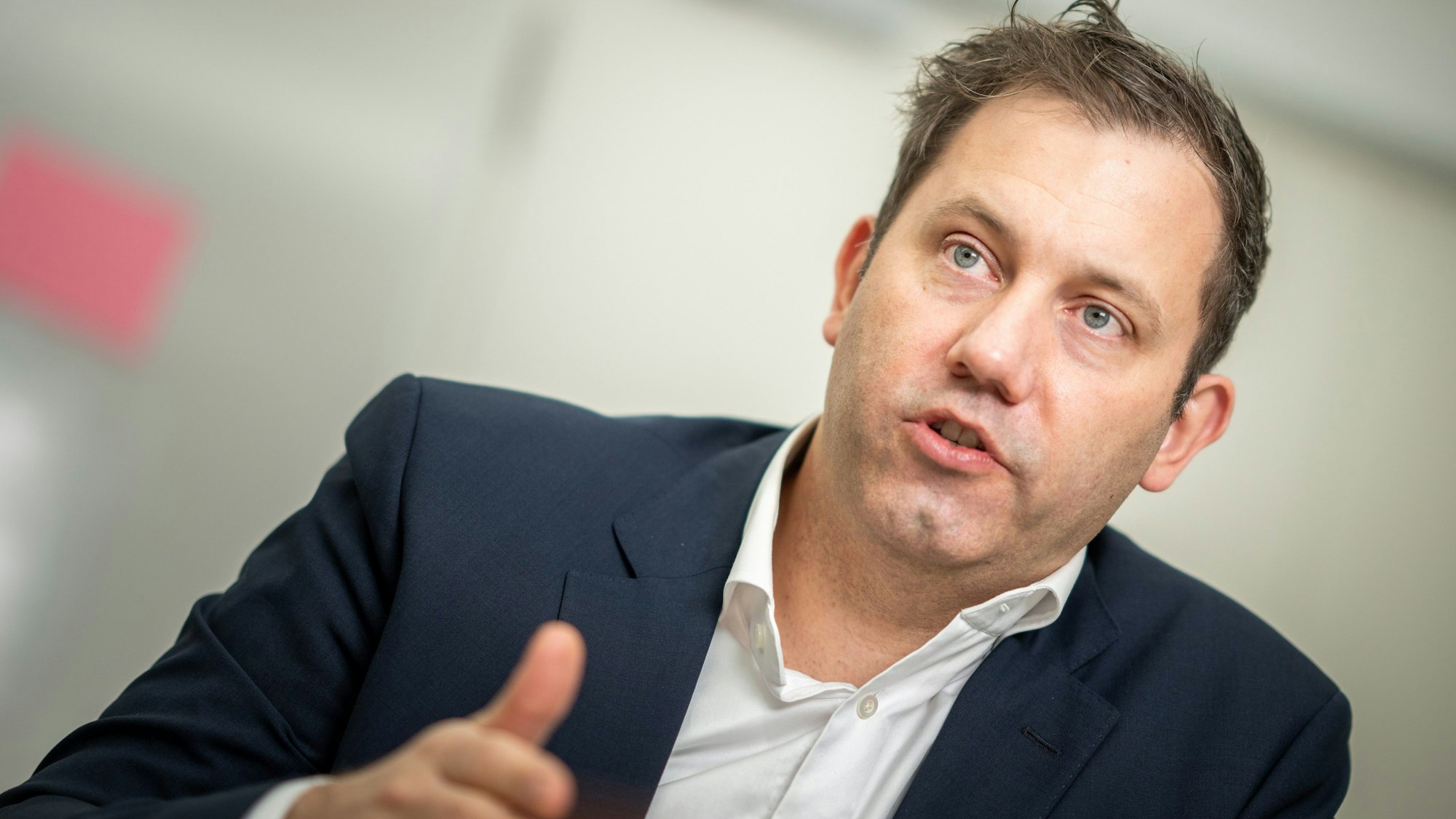 Lars Klingbeil spricht bei einem dpa-Interview. (Archivbild)