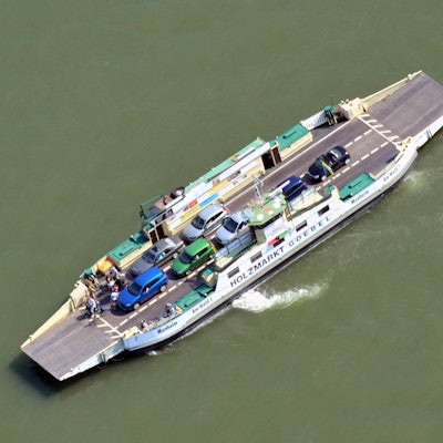 Die Hitdorfer Fähre „Fritz Middelanis“.