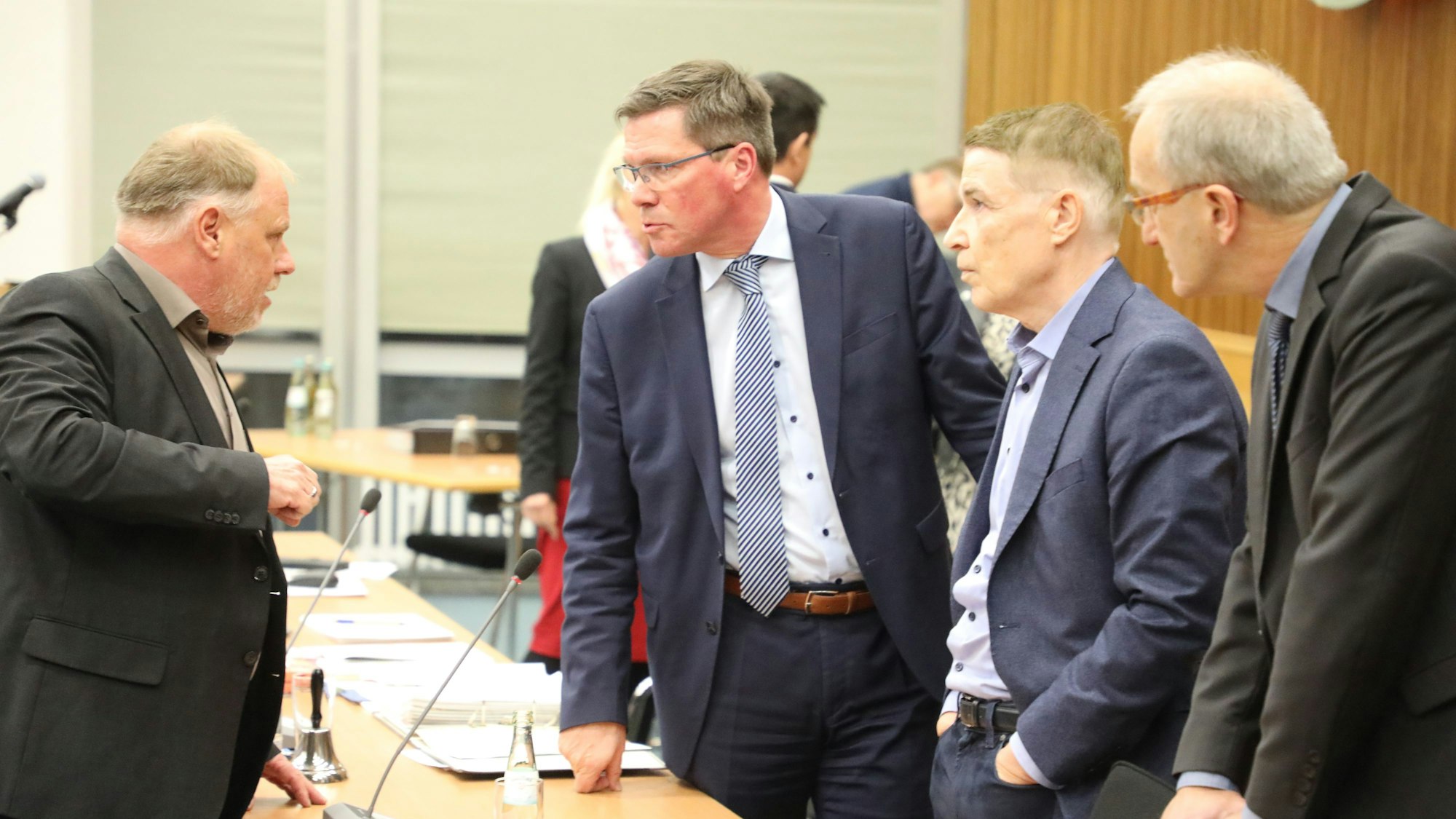 Politiker und Verwaltungsspitzenbeamte stehen vor der Sitzung des Rheinisch-Bergischen Kreistags am 7. Dezember zusammen.