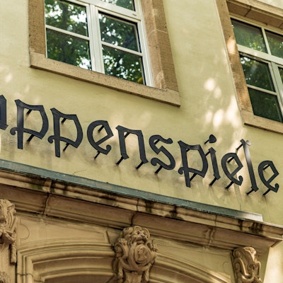 Zu sehen ist die Außenansicht des Hänneschen-Theater, offiziell Puppenspiele der Stadt Köln.