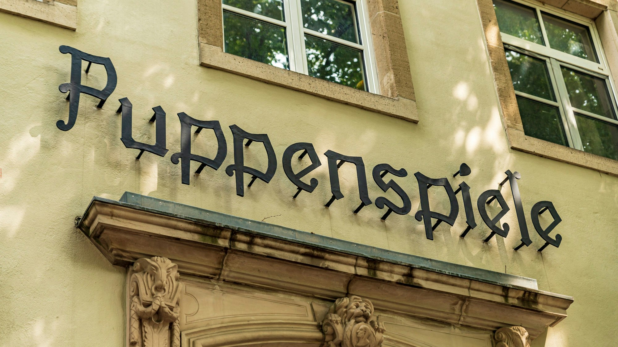 Zu sehen ist die Außenansicht des Hänneschen-Theater, offiziell Puppenspiele der Stadt Köln.