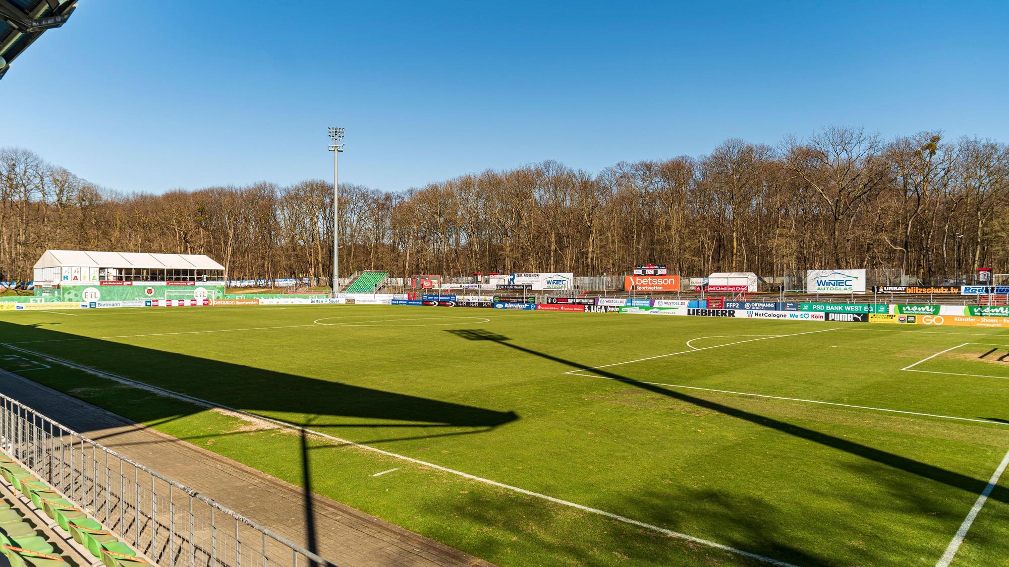 01.03.2021, Köln:
Das leere Stadion vom Fußballverein FC Viktoria Köln 1904 e.V. im Sportpark Höhenberg.
Outbreak Shutdown Lockdown Coronavirus Corona Virus COVID-19 SARS-CoV-2 Pandemie Corona-Krise.
Montag 01. März 2021
Aufgenommen am: 01.03.2021
Foto: Alexander Roll (Staff)