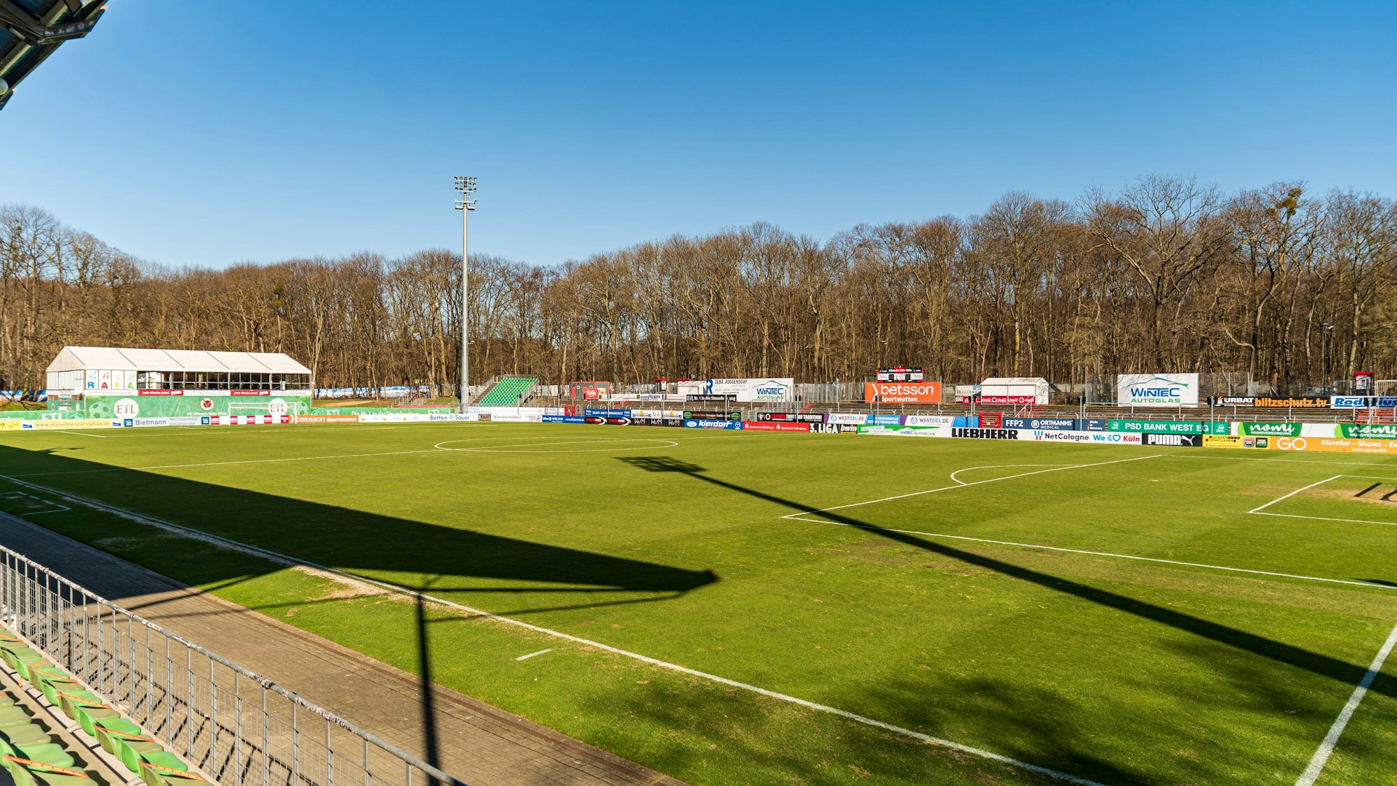 01.03.2021, Köln:
Das leere Stadion vom Fußballverein FC Viktoria Köln 1904 e.V. im Sportpark Höhenberg.
Outbreak Shutdown Lockdown Coronavirus Corona Virus COVID-19 SARS-CoV-2 Pandemie Corona-Krise.
Montag 01. März 2021
Aufgenommen am: 01.03.2021
Foto: Alexander Roll (Staff)