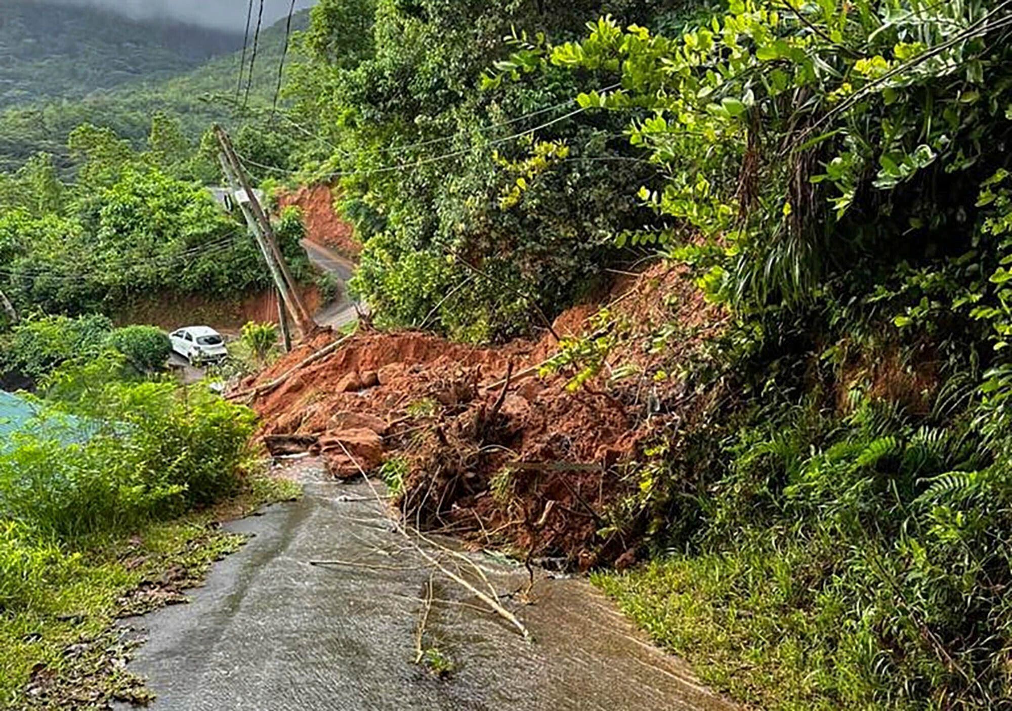 Ein Weg ist nach Folgen einer massiven Explosion in einem Industriegebiet verschüttet. Im Urlaubsparadies Seychellen sind bei einer Explosion auf dem Gelände eines Bauunternehmens mehrere Menschen verletzt worden.