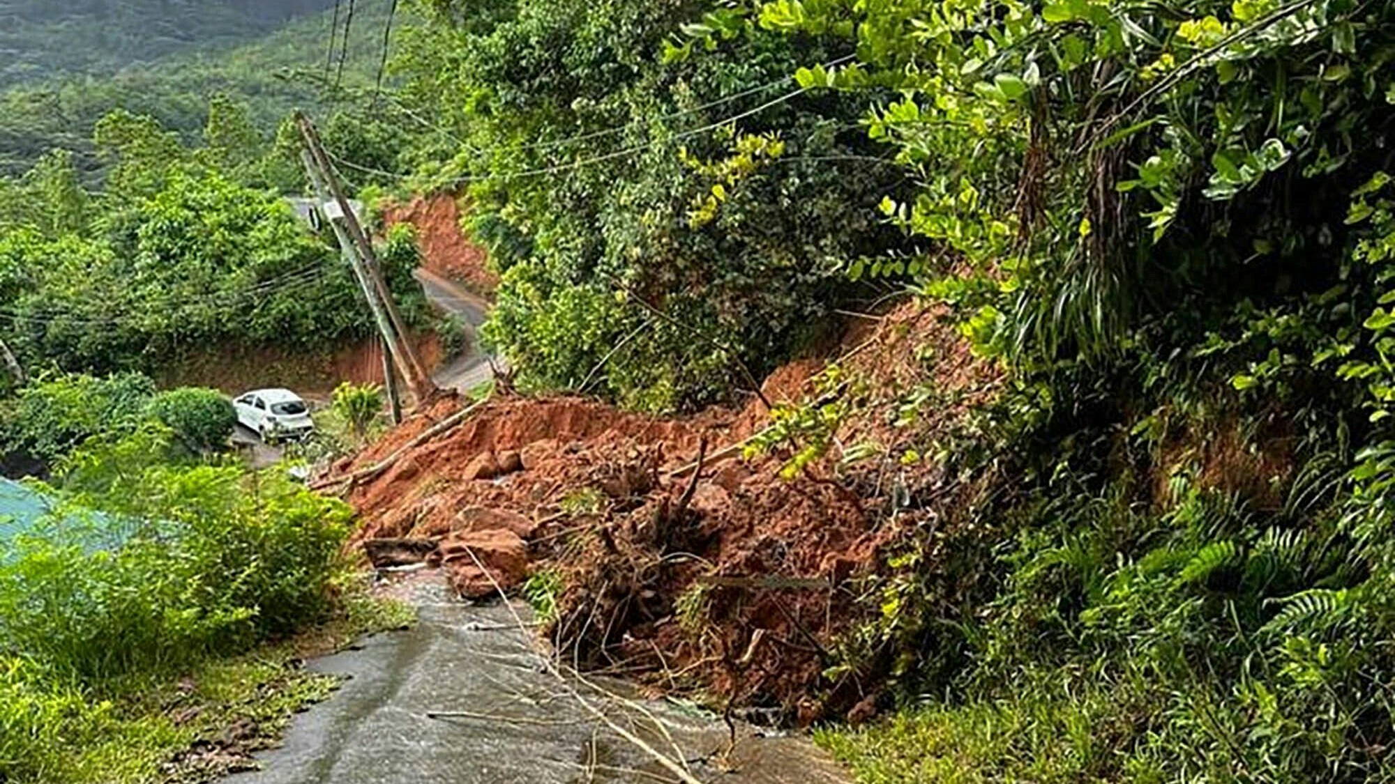 Ein Weg ist nach Folgen einer massiven Explosion in einem Industriegebiet verschüttet. Im Urlaubsparadies Seychellen sind bei einer Explosion auf dem Gelände eines Bauunternehmens mehrere Menschen verletzt worden.
