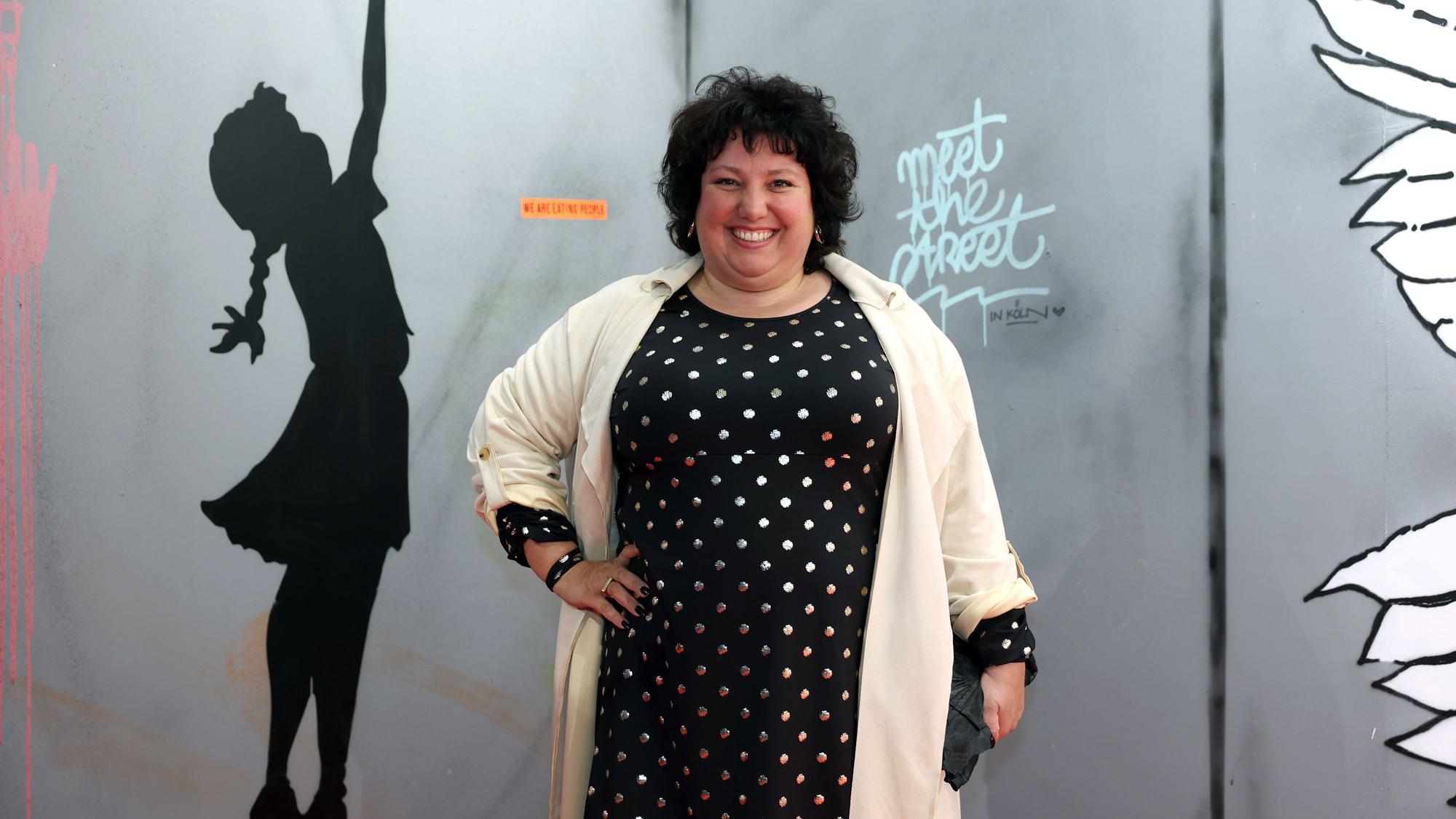 Meltem Kaptan auf dem roten Teppich bei der Erfolgs-Ausstellung „The Mystery of Banksy – A Genius Mind“.