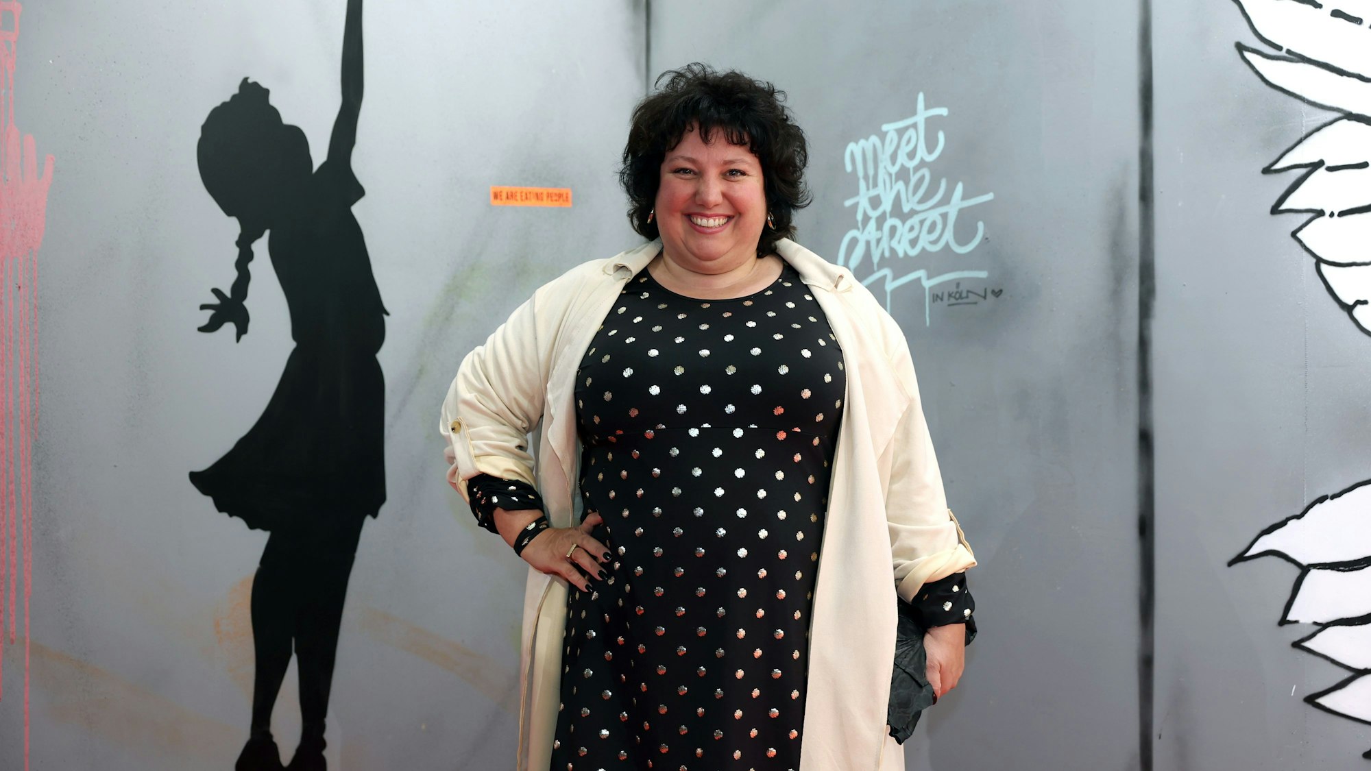 Meltem Kaptan auf dem roten Teppich bei der Erfolgs-Ausstellung „The Mystery of Banksy – A Genius Mind“.