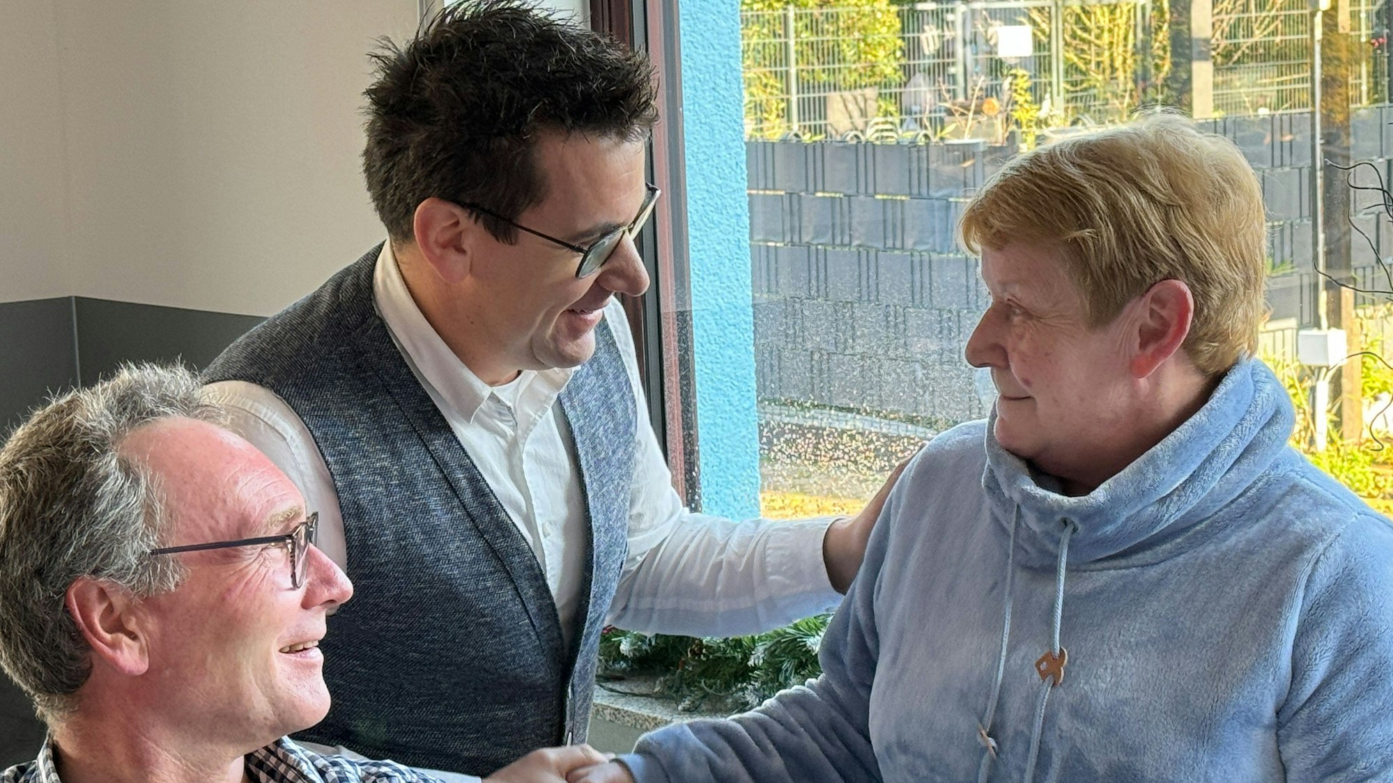 Ein Mann gibt einer Frau die Hand.