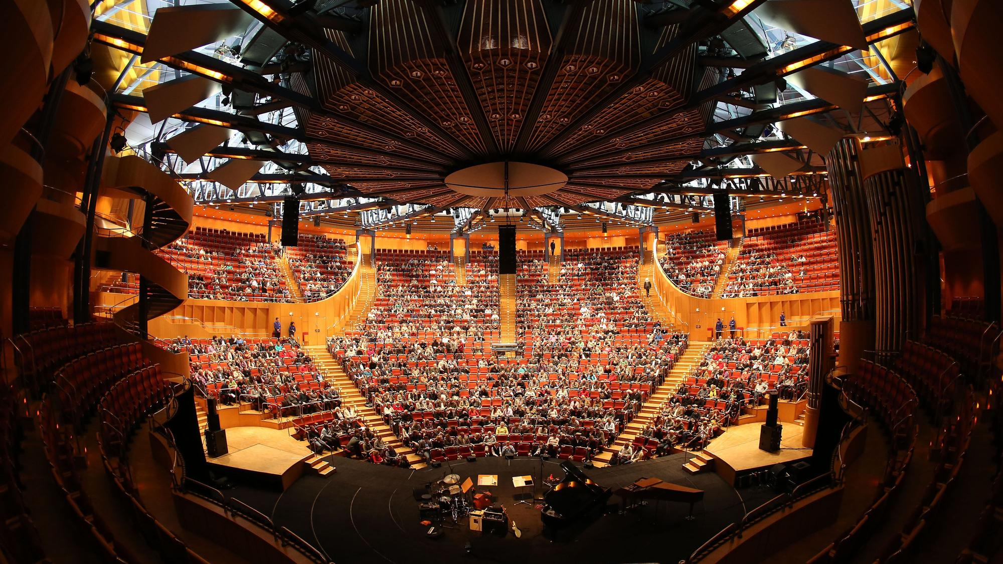 Ein frühes Weihnachtsgeschenk: 400 Kölner Seniorinnen und Senioren bekamen Karten für die Philharmonie. (Archivbild)