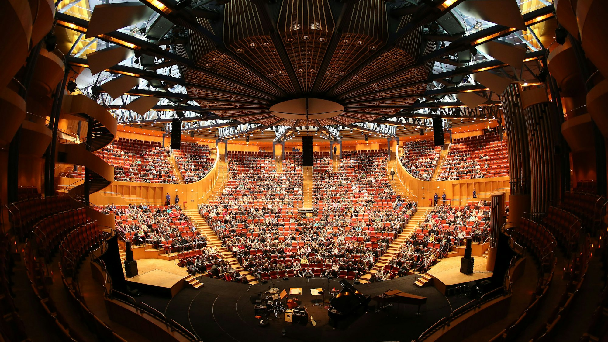 Ein frühes Weihnachtsgeschenk: 400 Kölner Seniorinnen und Senioren bekamen Karten für die Philharmonie. (Archivbild)