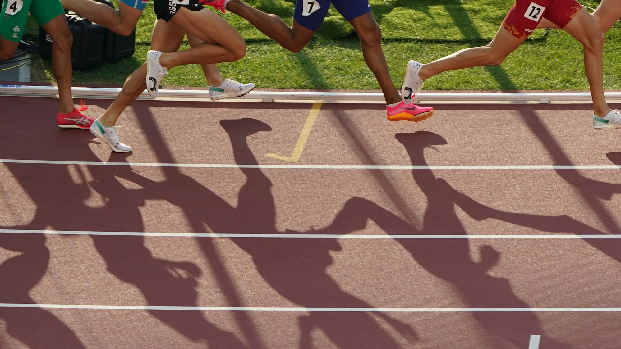 Mehrere Leichtathleten laufen über eine Tartanbahn. Die spanische Leichtathletin Celia Bellicourt ist bei einem schweren Quad-Unfall in Andalusien ums Leben gekommen. (Symbolbild)