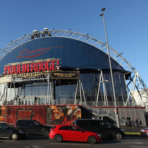 Der Musical Dome am Rheinufer in Köln, in dem aktuell das Musical Moulin Rouge zu sehen ist. Köln Nordrhein-Westfalen *** The Musical Dome on the banks of the Rhine in Cologne, where the musical Moulin Rouge can currently be seen Cologne North Rhine Westphalia