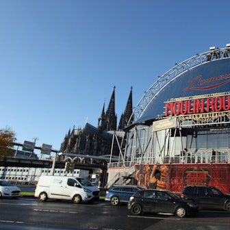 Der Musical Dome am Rheinufer in Köln, in dem aktuell das Musical Moulin Rouge zu sehen ist. Köln Nordrhein-Westfalen