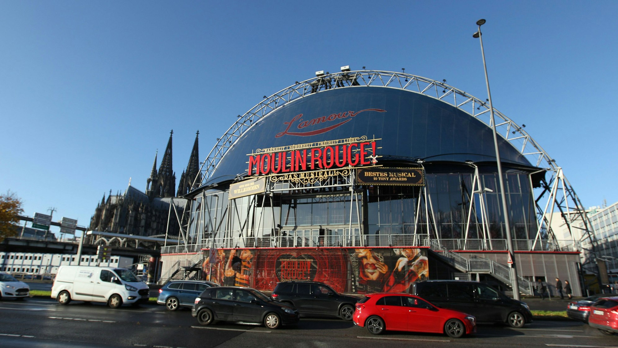 Der Musical Dome am Rheinufer in Köln, in dem aktuell das Musical Moulin Rouge zu sehen ist. Köln Nordrhein-Westfalen *** The Musical Dome on the banks of the Rhine in Cologne, where the musical Moulin Rouge can currently be seen Cologne North Rhine Westphalia