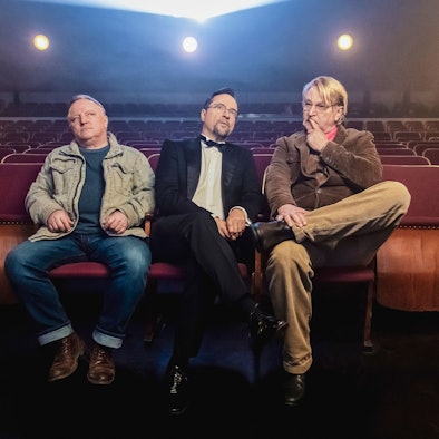 Kommissar Frank Thiel (Axel Prahl, links) und Prof. Karl-Friedrich Boerne (Jan Josef Liefers, Mitte) zusammen mit Stan Gold (Detlev Buck, rechts). Der Bestseller-Autor wird zum Ziel eines Guerilla-Kriegers aus Paraguay.
