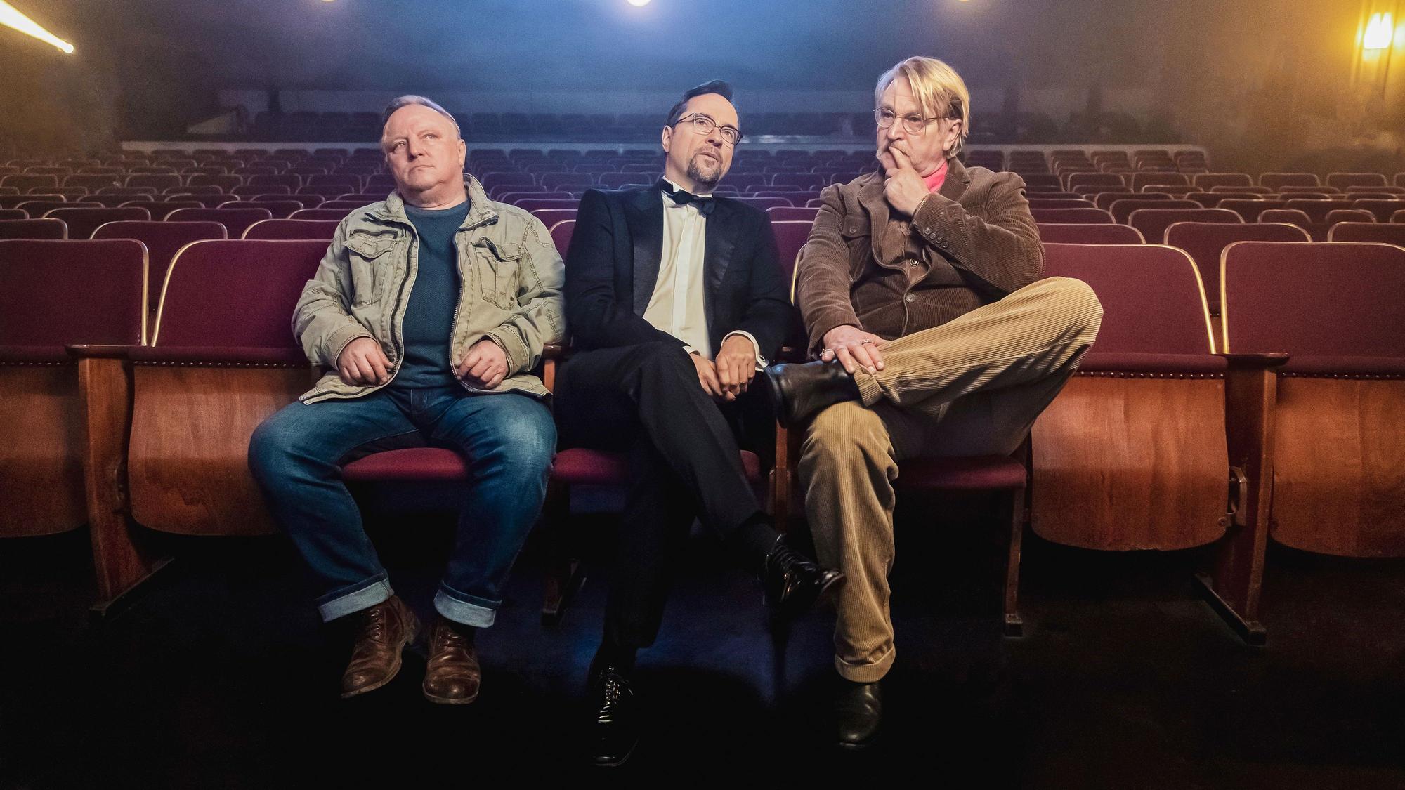 Kommissar Frank Thiel (Axel Prahl, links) und Prof. Karl-Friedrich Boerne (Jan Josef Liefers, Mitte) zusammen mit Stan Gold (Detlev Buck, rechts). Der Bestseller-Autor wird zum Ziel eines Guerilla-Kriegers aus Paraguay.