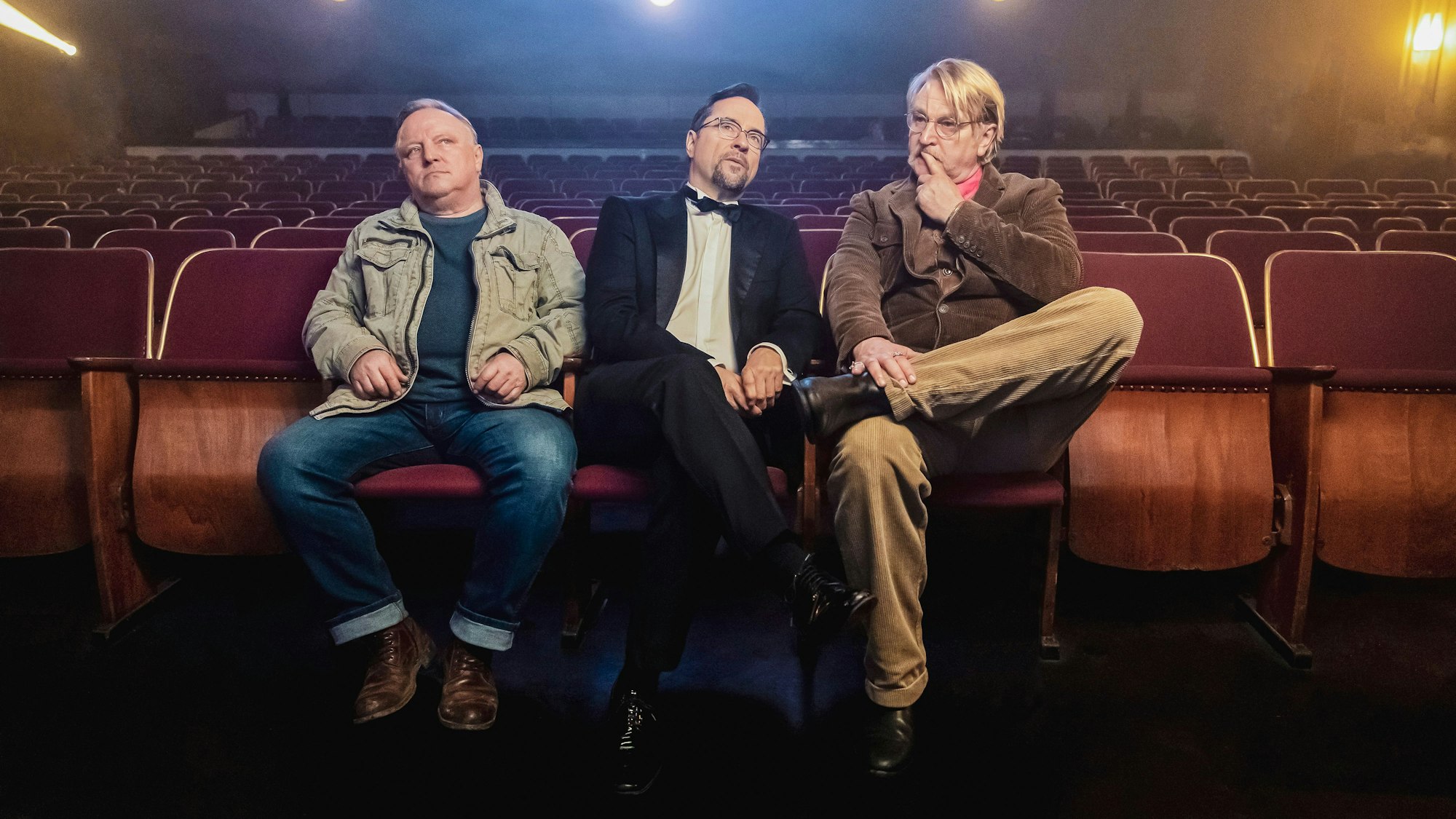 Kommissar Frank Thiel (Axel Prahl, links) und Prof. Karl-Friedrich Boerne (Jan Josef Liefers, Mitte) zusammen mit Stan Gold (Detlev Buck, rechts). Der Bestseller-Autor wird zum Ziel eines Guerilla-Kriegers aus Paraguay.