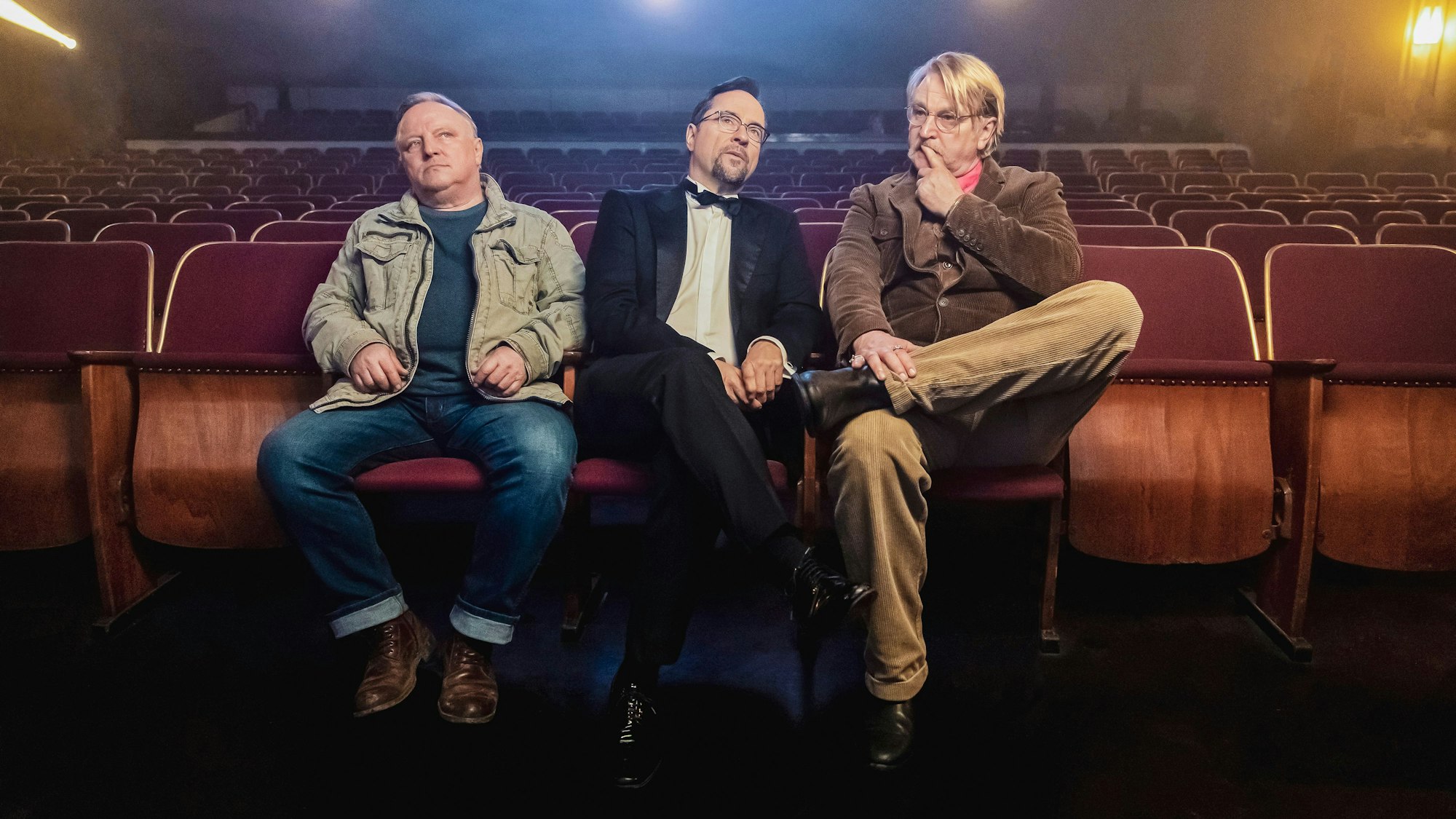 Kommissar Frank Thiel (Axel Prahl, links) und Prof. Karl-Friedrich Boerne (Jan Josef Liefers, Mitte) zusammen mit Stan Gold (Detlev Buck, rechts). Der Bestseller-Autor wird zum Ziel eines Guerilla-Kriegers aus Paraguay.