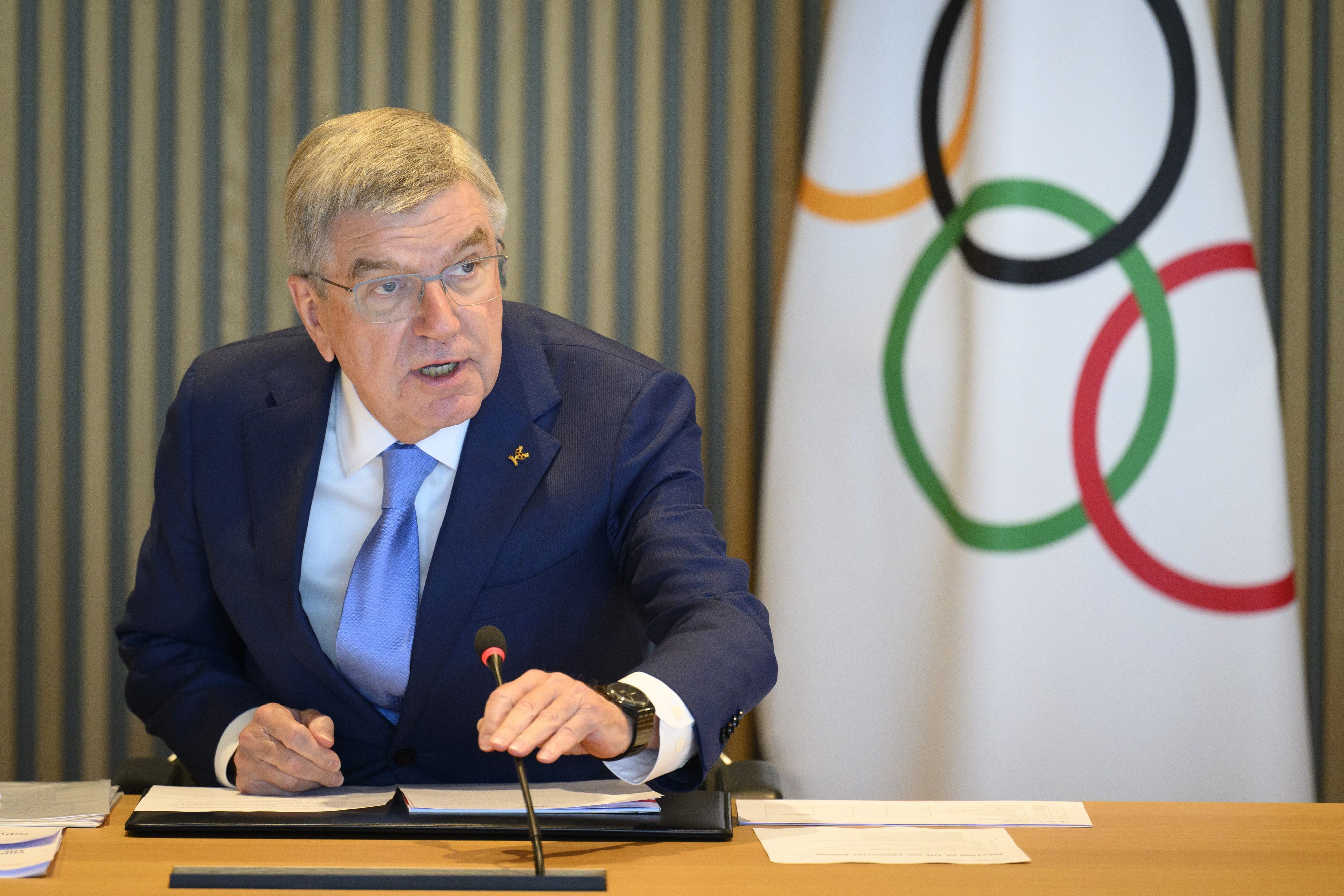 Russische und belarussische Sportler dürfen als neutrale Athleten an den Olympischen Spielen in Paris teilnehmen. Das Internationale Olympische Komitee erteilte Einzelsportlern beider Länder am Freitag unter bestimmten Auflagen die Starterlaubnis für die Sommerspiele 2024.