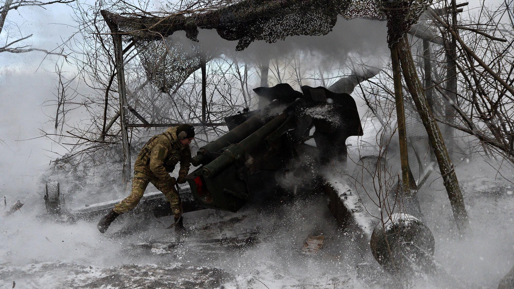 Ein ukrainischer Soldat feuert mit einer Haubitze auf russische Stellungen in der Ostukraine. Insbesondere rund um Awdijiwka gibt es weiterhin heftige Gefechte. (Archivbild)
