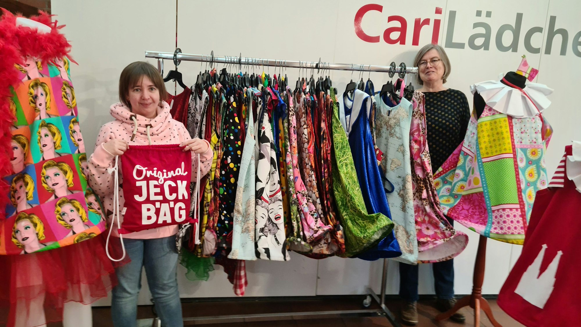 Katharina und Susanne Sinn (r.) mit Karnevalskleidern im CariLädchen.