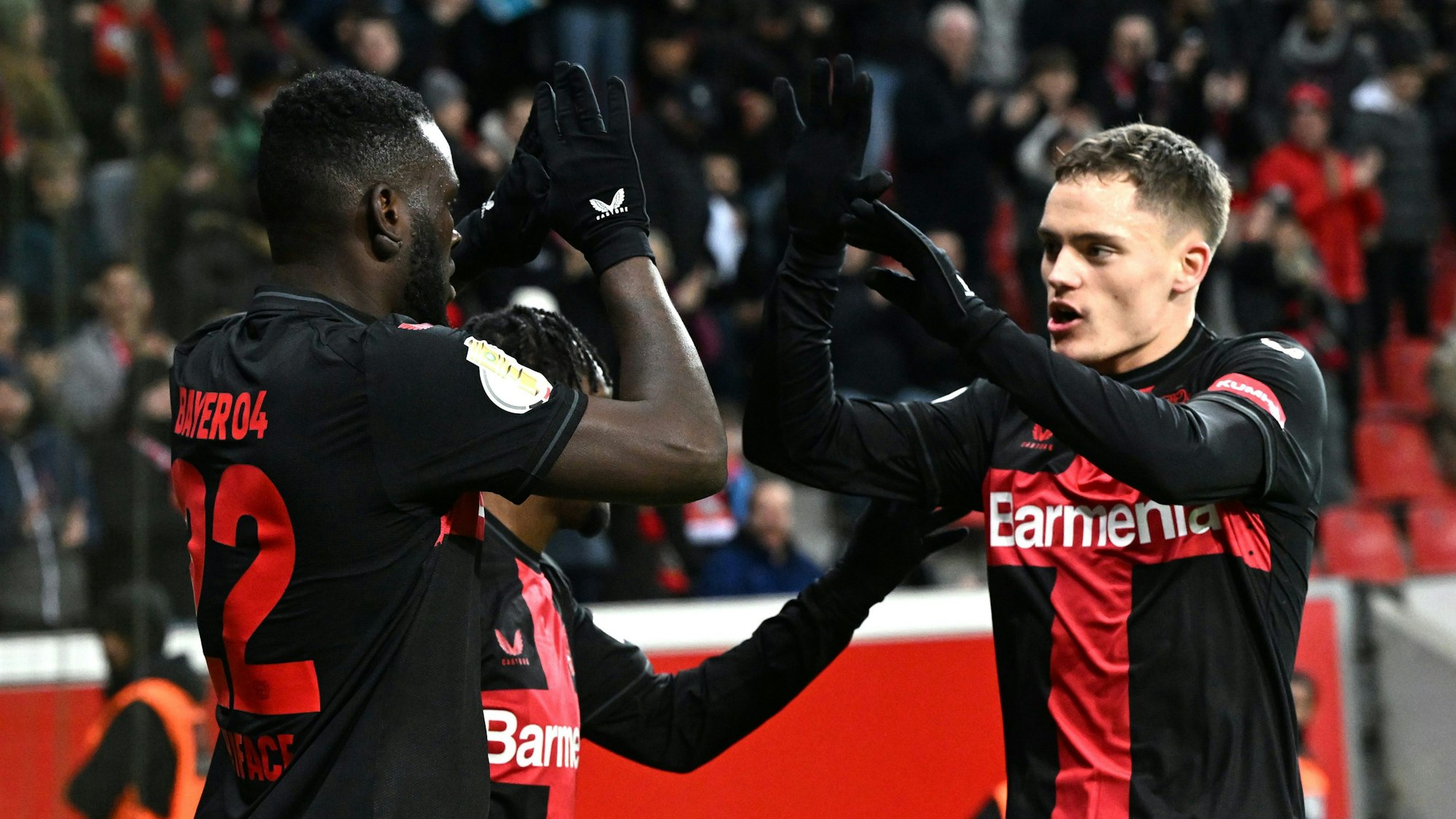Leverkusens Victor Boniface (l) bejubelt sein Tor zum 1:0 mit Florian Wirtz.