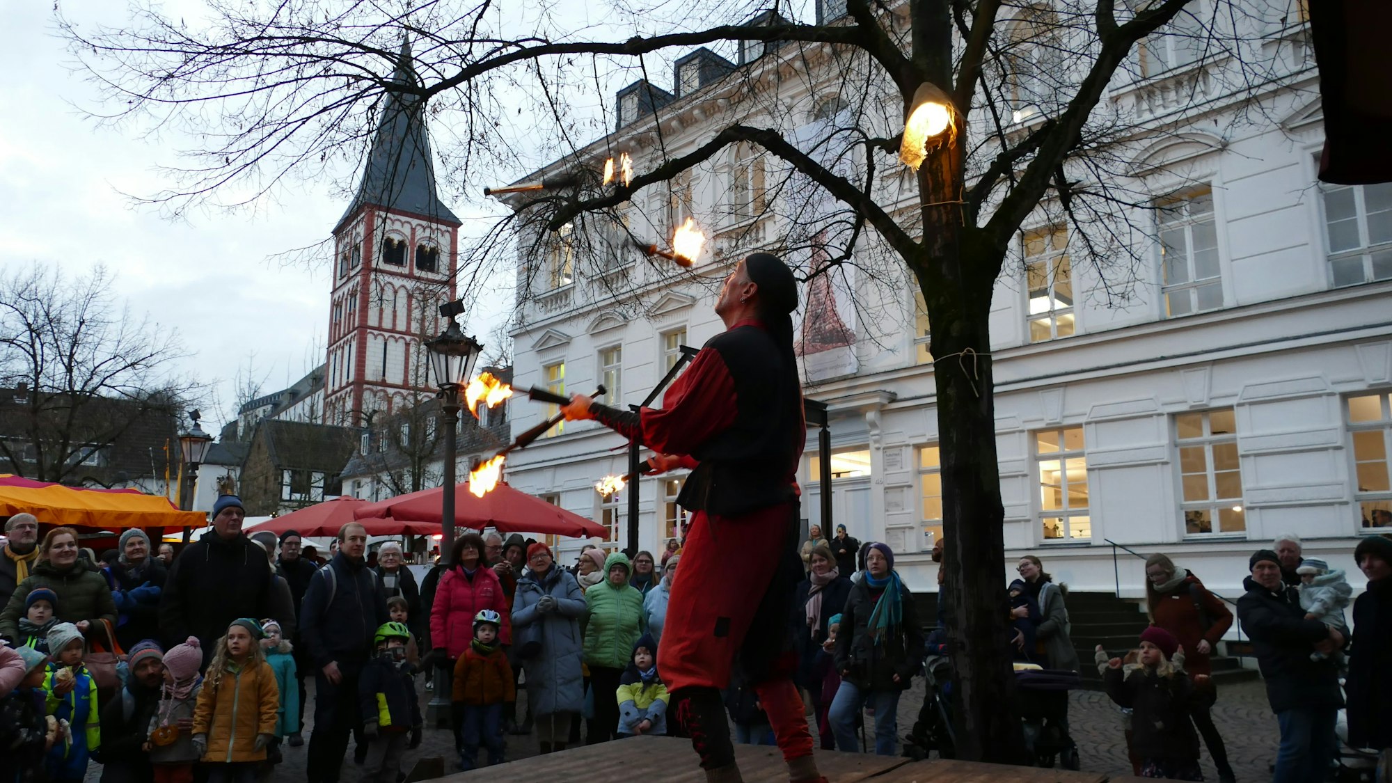 Ein Mann jongliert mit Fackeln.