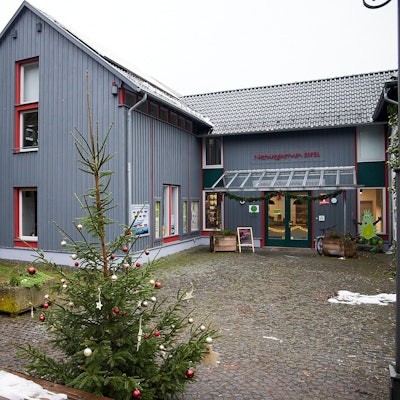 Das Naturzentrum in Nettersheim, vor dem ein Weihnachtsbaum steht, ist nach der Flut saniert worden und seit wenigen Wochen wieder geöffnet.
