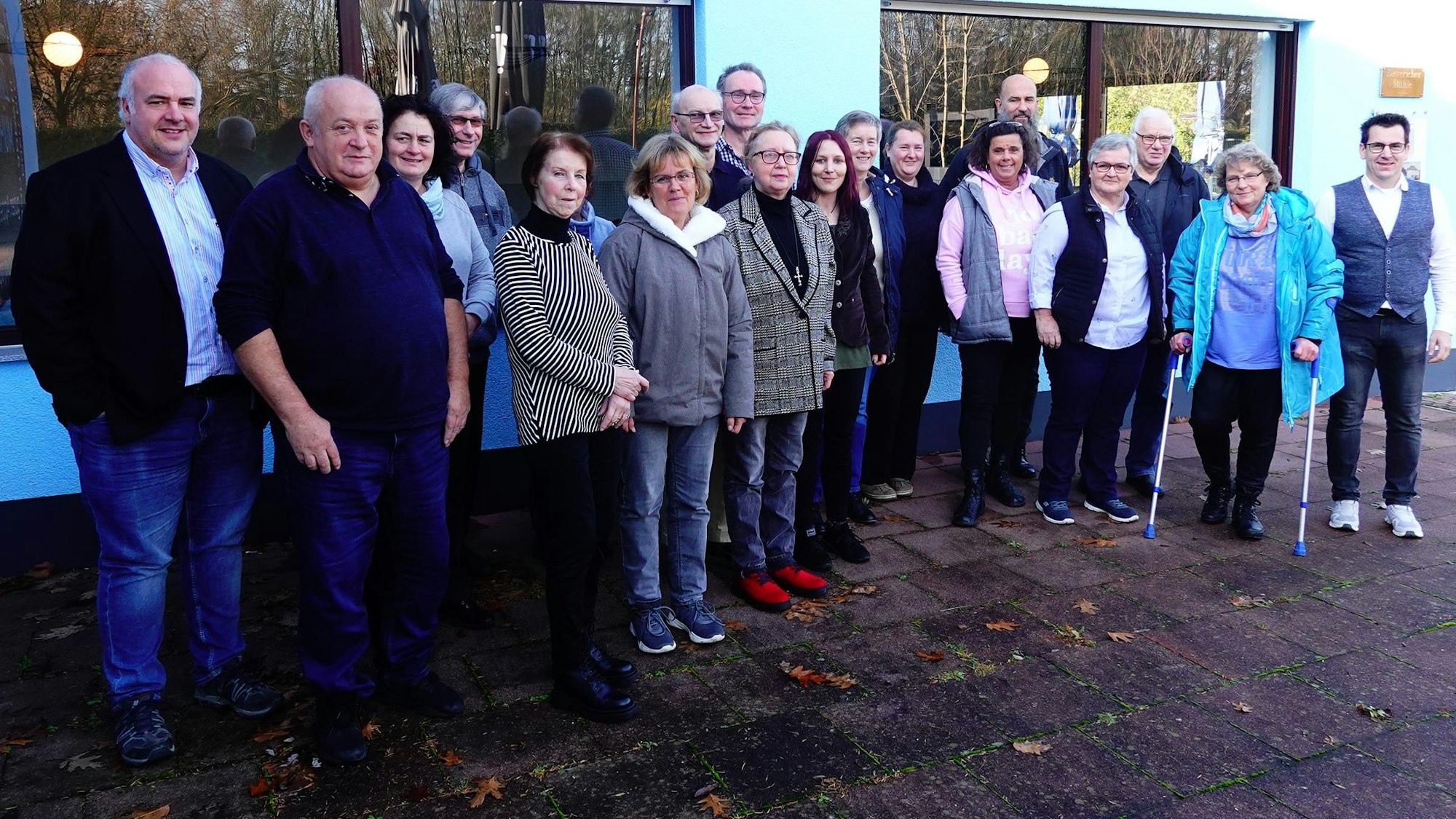 Männer und Frauen stehen nebeneinander.
