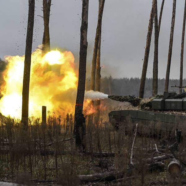 Ein russischer T-80-Kampfpanzer feuert in der Ostukraine auf ukrainische Stellungen. In Russland wird unterdessen Kritik an der Behandlung der russischen Truppen laut. (Archivbild)