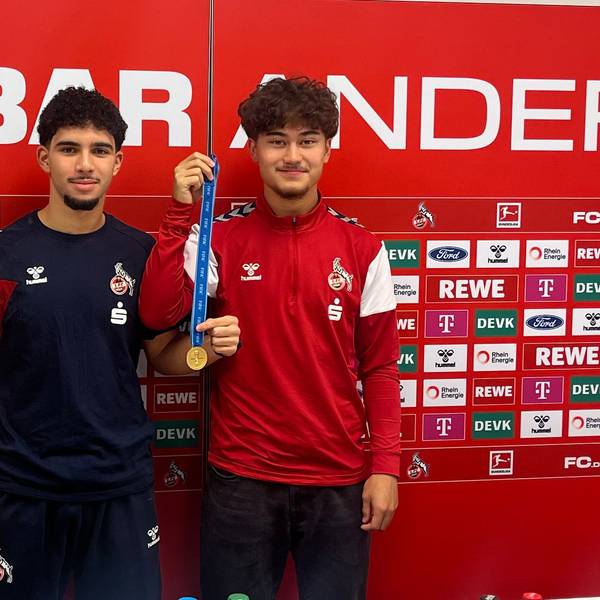 Die FC-Spieler Fayssal Harchaoui (li.) und Justin von der Hitz präsentieren am Geißbockheim stolz die Goldmedaille für den WM-Titel mit der deutschen U17-Nationalmannschaft. Doch wo ist die zweite?
