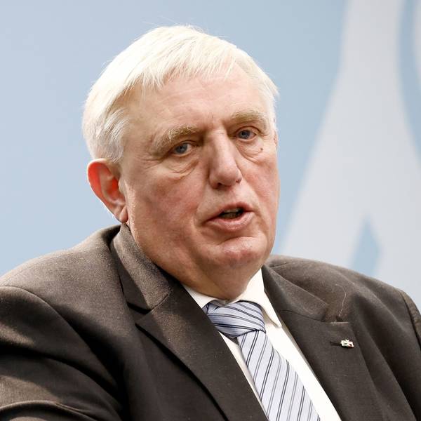 Karl-Josef Laumann (CDU), Minister für Arbeit, Gesundheit und Soziales des Landes Nordrhein-Westfalen, sitzt in einer Pressekonferenz.