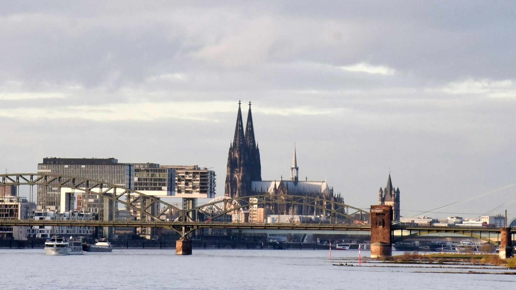 Einige Gebäude der Kölner Skyline fotografiert von Rodenkirchen aus.