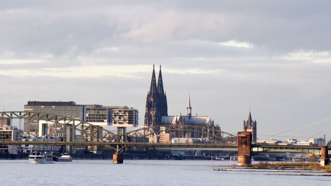 Einige Gebäude der Kölner Skyline fotografiert von Rodenkirchen aus.