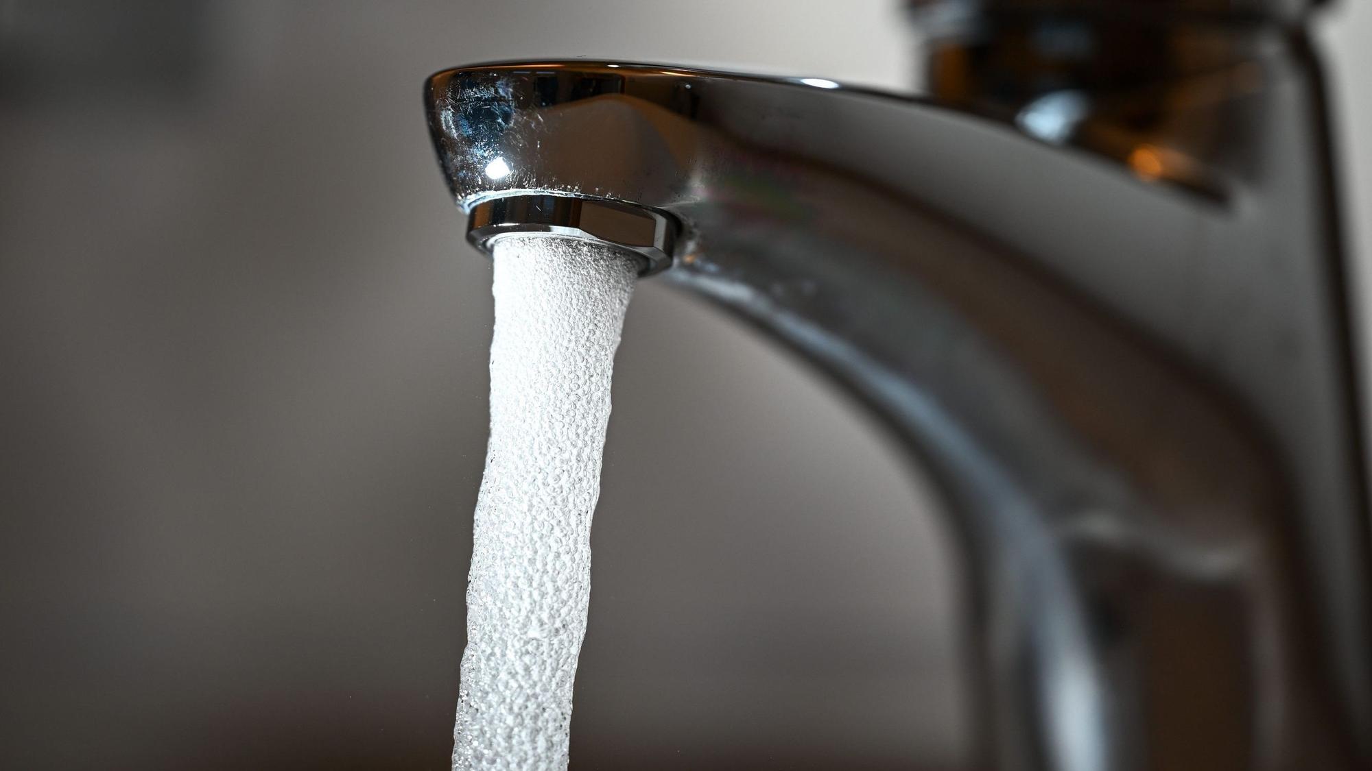Trinkwasser läuft aus einem Wasserhahn. In Italien hat eine 88-Jährige eine horrende Wasserrechnung erhalten – und musste daraufhin auf die Intensivstation. (Symbolbild)