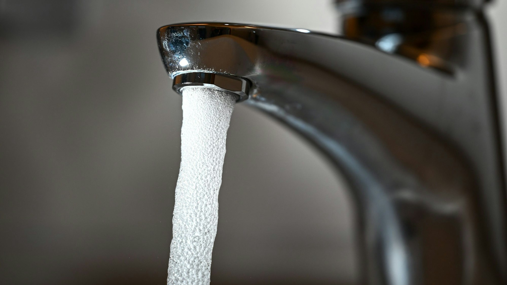 Trinkwasser läuft aus einem Wasserhahn. In Italien hat eine 88-Jährige eine horrende Wasserrechnung erhalten – und musste daraufhin auf die Intensivstation. (Symbolbild)