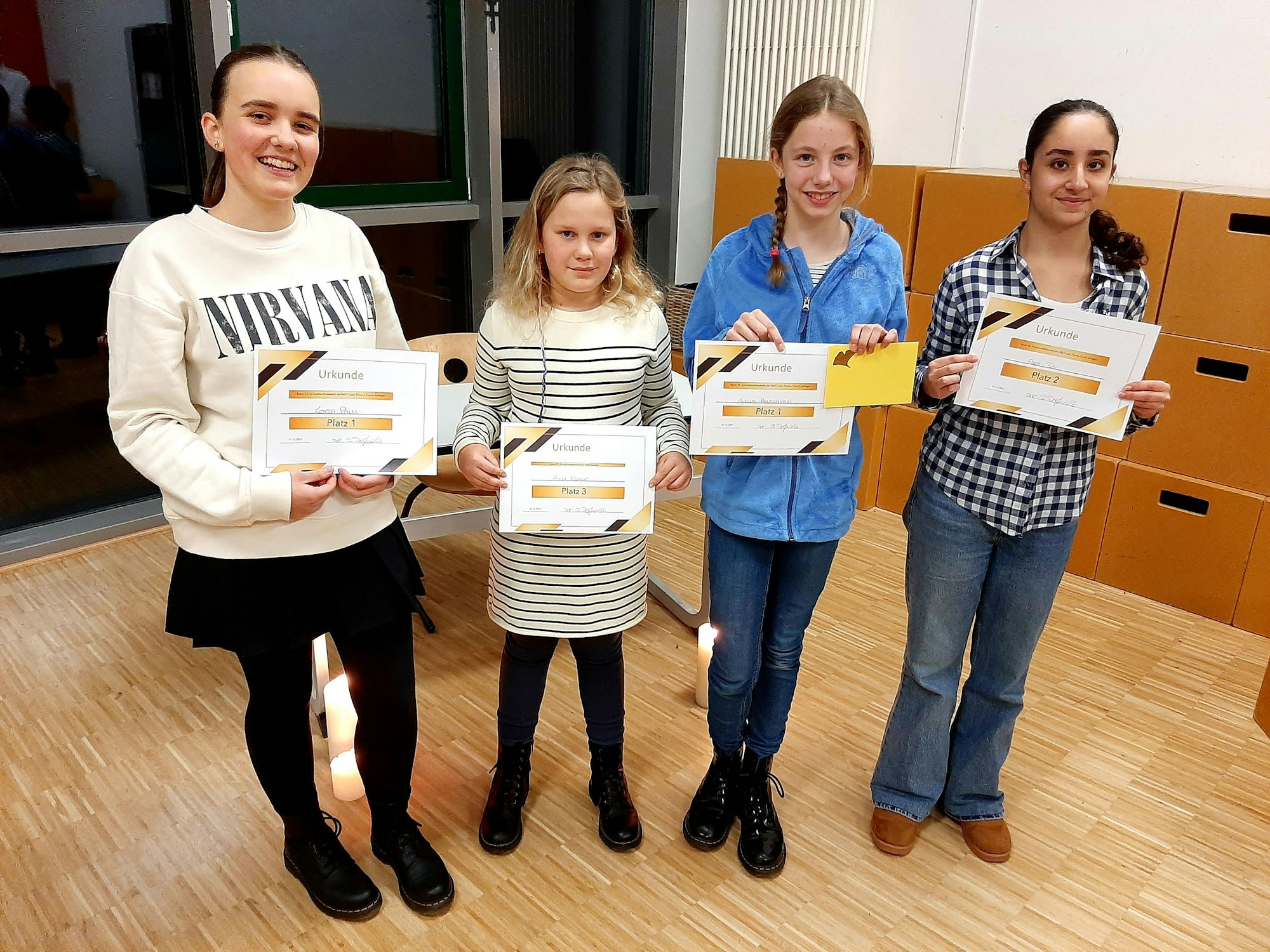 Einige der stolzen Sieger und Siegerinnen präsentieren ihre Urkunden, die sie erhalten haben im Rahmen des Schreibwettbewerbs an der Marienschule Opladen zu Thema „Traum“ am 7. Dezember 2023. Leverkusen