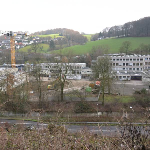 Ein großer Baukran steh auf dem Gelände der Gesamtschule Kürten.