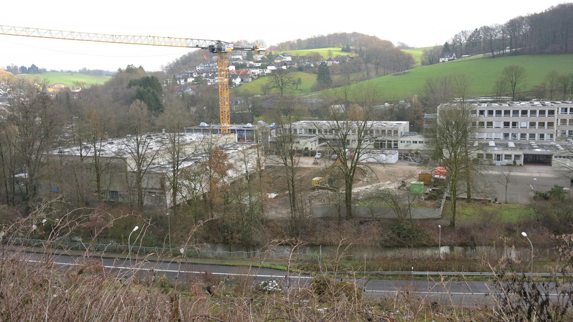 Ein großer Baukran steh auf dem Gelände der Gesamtschule Kürten.