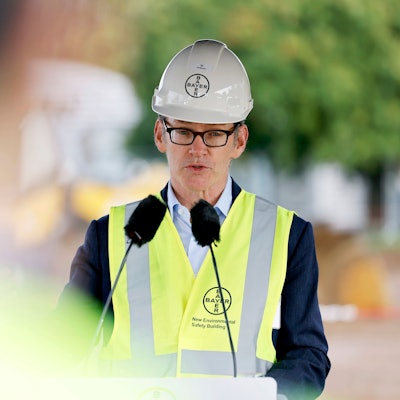Bayer-Chef Bill Anderson beim Besuch von Ministerpräsident Hendrik Wüst CDU im Rahmen seiner Sommertour die Agrarsparte der Bayer AG in Monheim. Monheim, 30.08.2023 NRW Deutschland *** Bayer CEO Bill Anderson visits the agricultural division of Bayer AG in Monheim Monheim, 30 08 2023 NRW Germany during the visit of Minister President Hendrik Wüst CDU as part of his summer tour Copyright: xChristophxHardtx