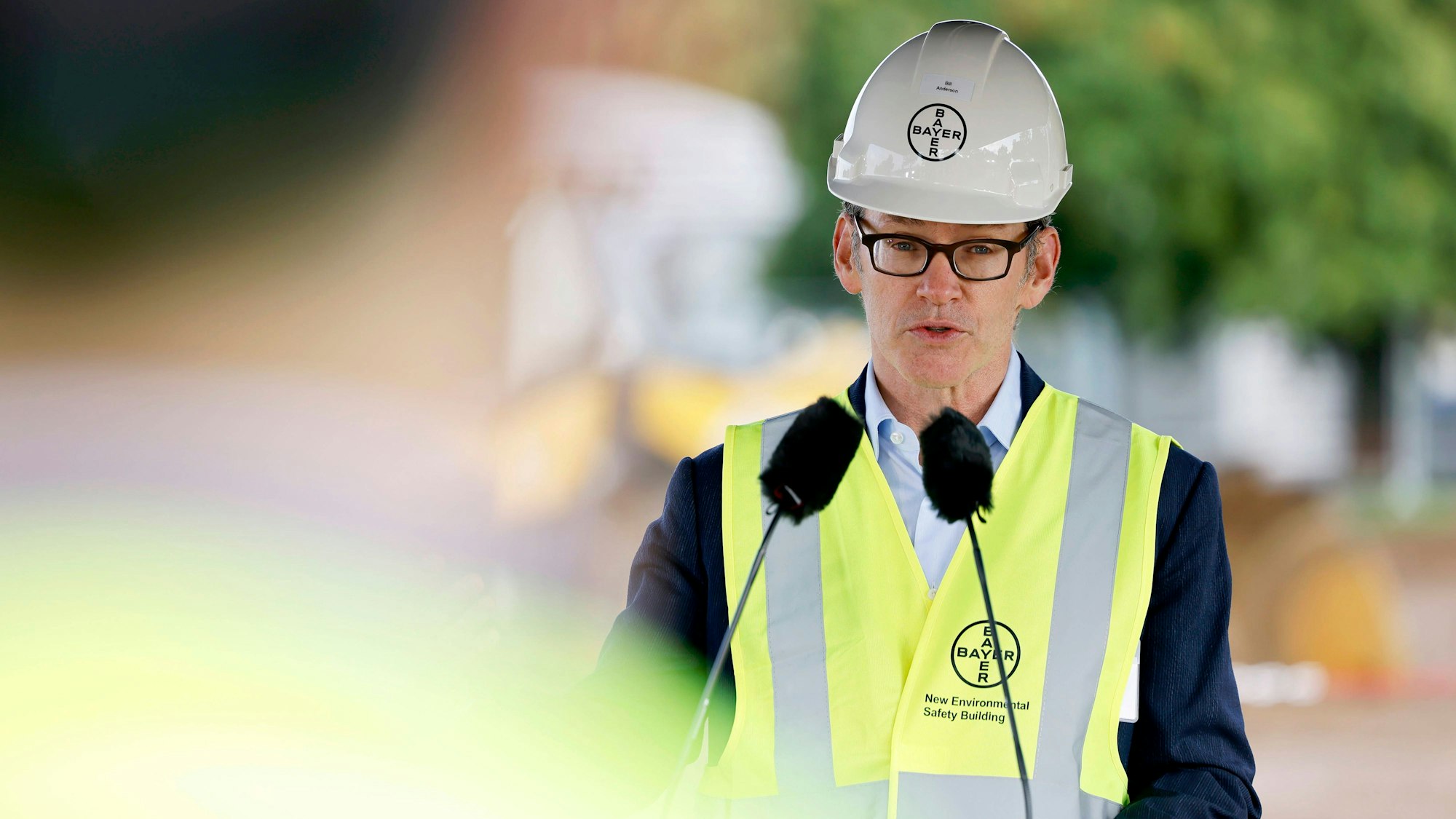 Bayer-Chef Bill Anderson beim Besuch von Ministerpräsident Hendrik Wüst CDU im Rahmen seiner Sommertour die Agrarsparte der Bayer AG in Monheim. Monheim, 30.08.2023 NRW Deutschland *** Bayer CEO Bill Anderson visits the agricultural division of Bayer AG in Monheim Monheim, 30 08 2023 NRW Germany during the visit of Minister President Hendrik Wüst CDU as part of his summer tour Copyright: xChristophxHardtx