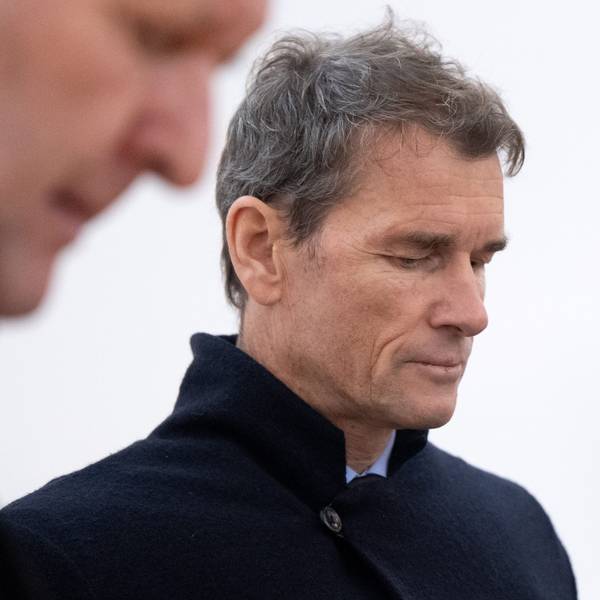 Der wegen Hausfriedensbruch und Sachbeschädigung angeklagte ehemalige Nationaltorwart Jens Lehmann (r) steht vor Prozessbeginn mit seinem Anwalt Christoph Rückel im Amtsgericht im Gerichtssaal.