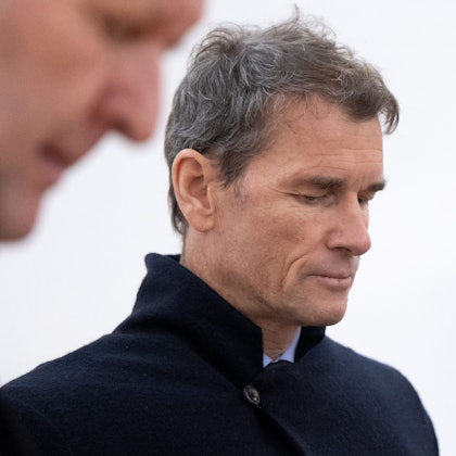 Der wegen Hausfriedensbruch und Sachbeschädigung angeklagte ehemalige Nationaltorwart Jens Lehmann (r) steht vor Prozessbeginn mit seinem Anwalt Christoph Rückel im Amtsgericht im Gerichtssaal.