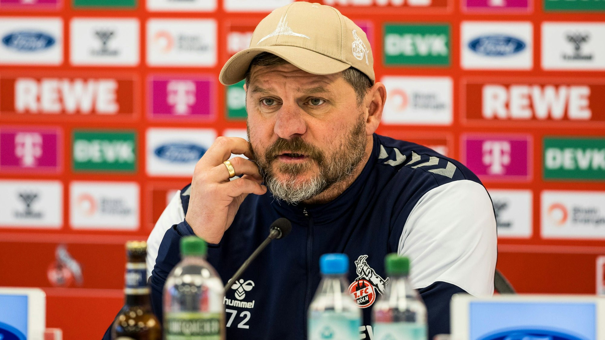 FC-Trainer Steffen Baumgart auf einer PRessekonferenz am Geißbockheim.