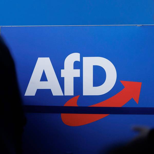 Das Parteilogo der AfD ist auf einer Plakatwand zu sehen.