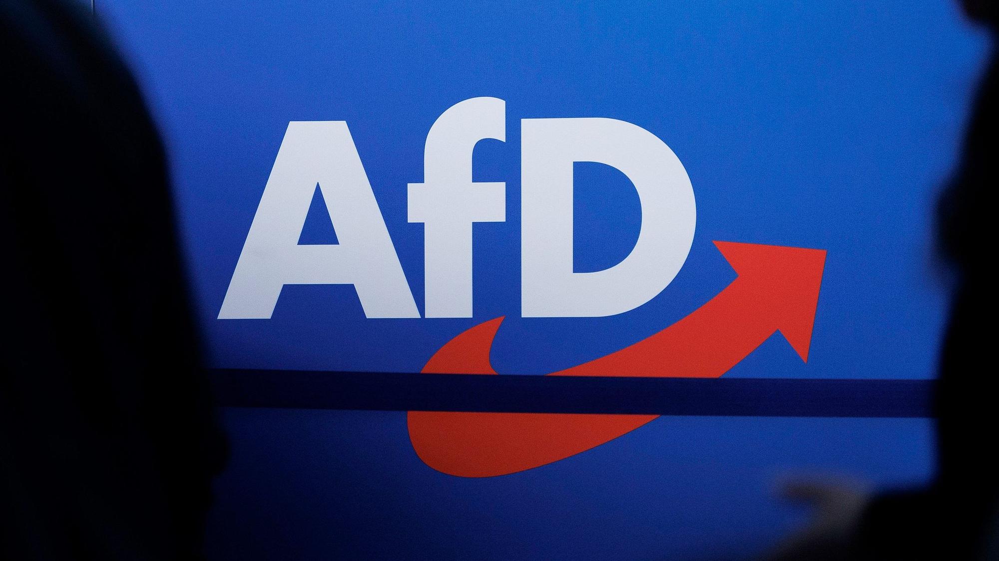 Das Parteilogo der AfD ist auf einer Plakatwand zu sehen.