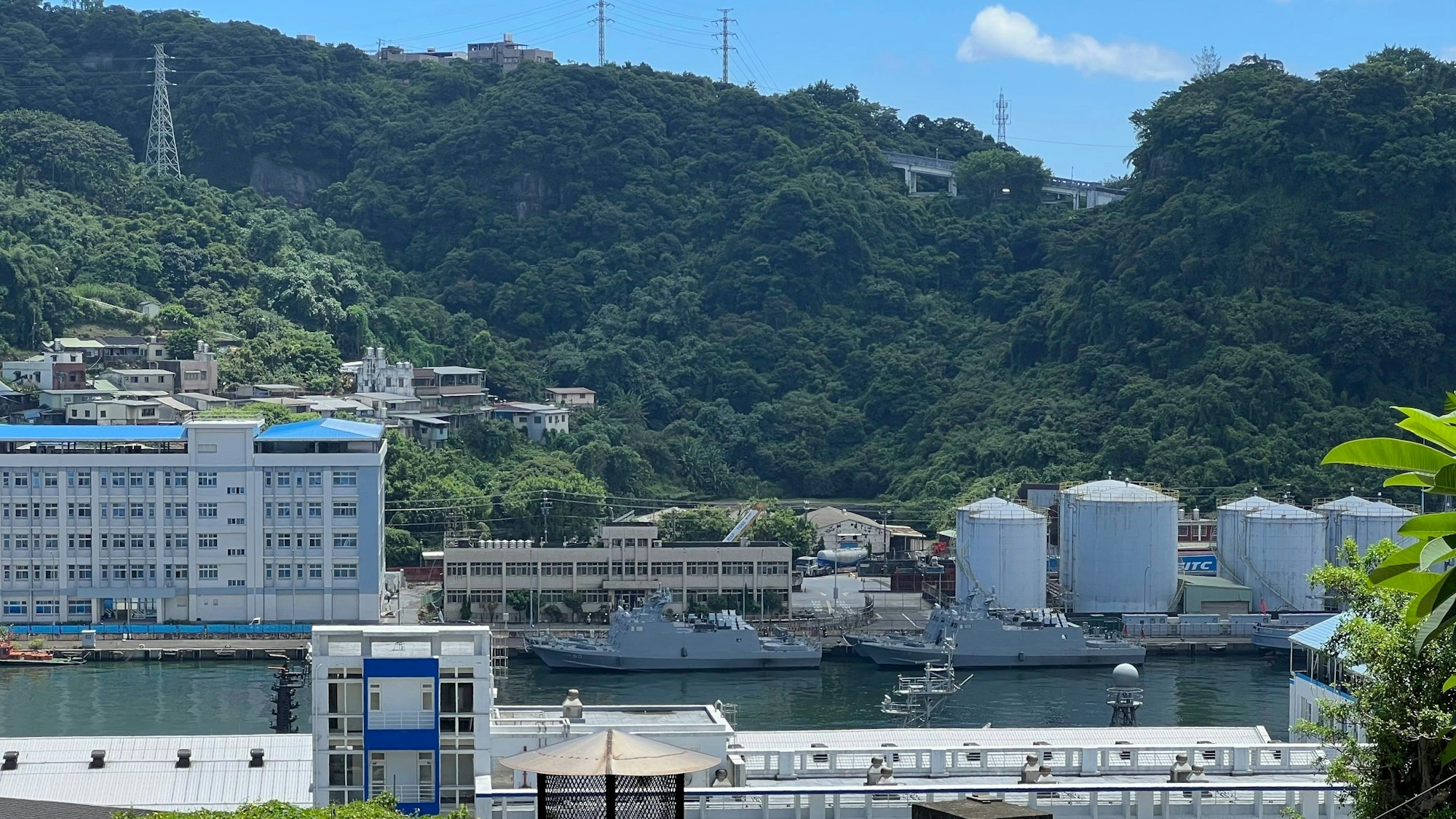 Taiwanische Militärschiffe liegen im Hafen von Keelung.