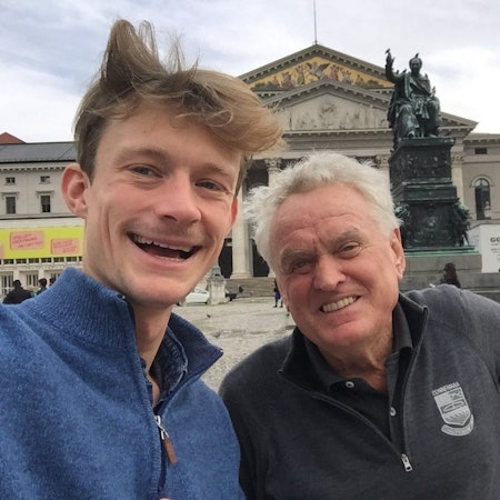 Paul Wellenhof und Sepp Maier posieren für ein Selfie. Wellenhof spielt Maier in der neuen RTL-Serie zum Aufstieg des FC Bayern München.