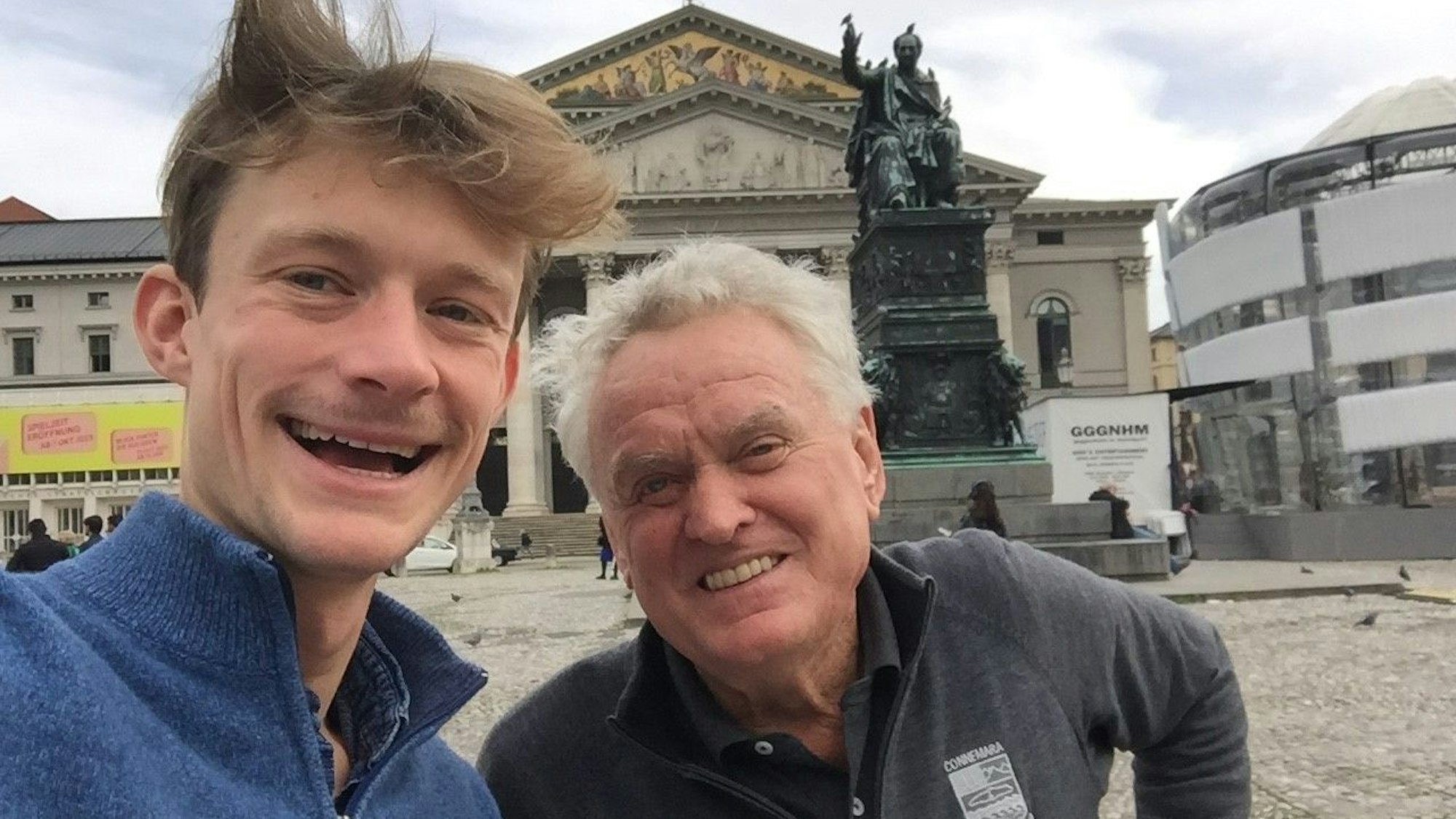 Paul Wellenhof und Sepp Maier posieren für ein Selfie. Wellenhof spielt Maier in der neuen RTL-Serie zum Aufstieg des FC Bayern München.